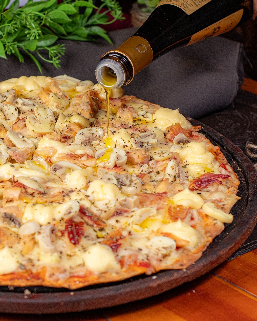 Pizza servida na Deck Pizzaria e Choperia em Penedo